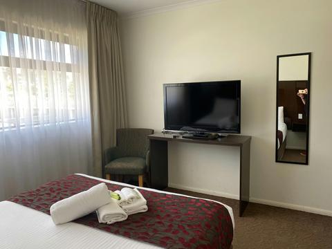 Twin Room - Bed and TV area