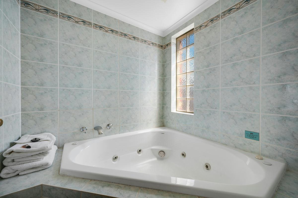 Executive Queen Spa Suite