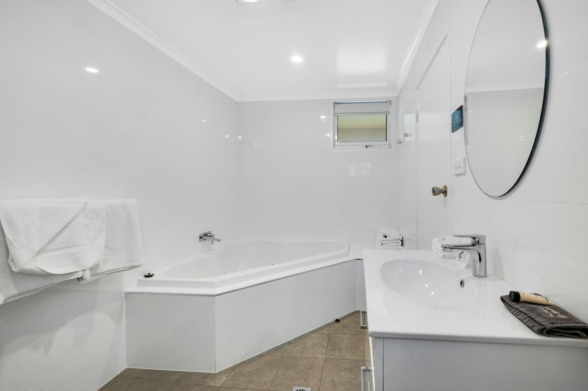 Studio Poolside Spa Suite