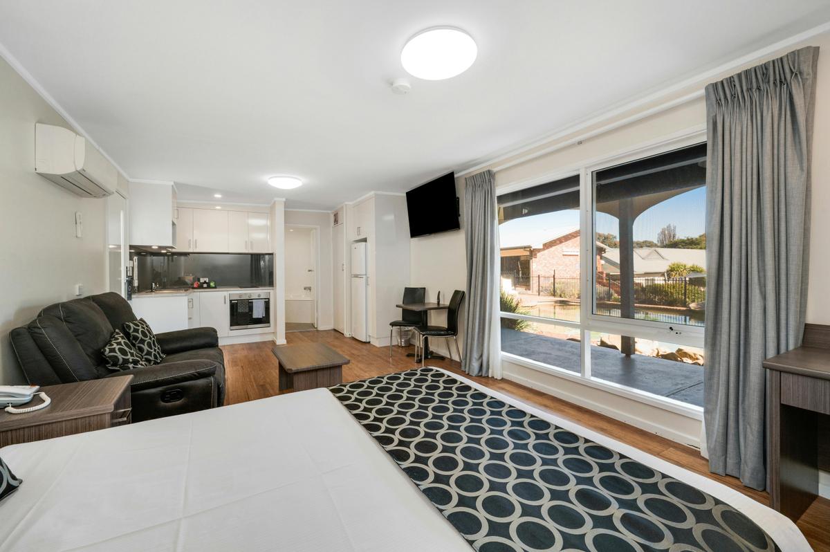 Studio Poolside Spa Suite