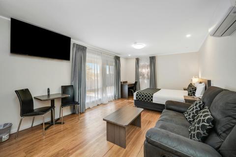 Studio Poolside Spa Suite