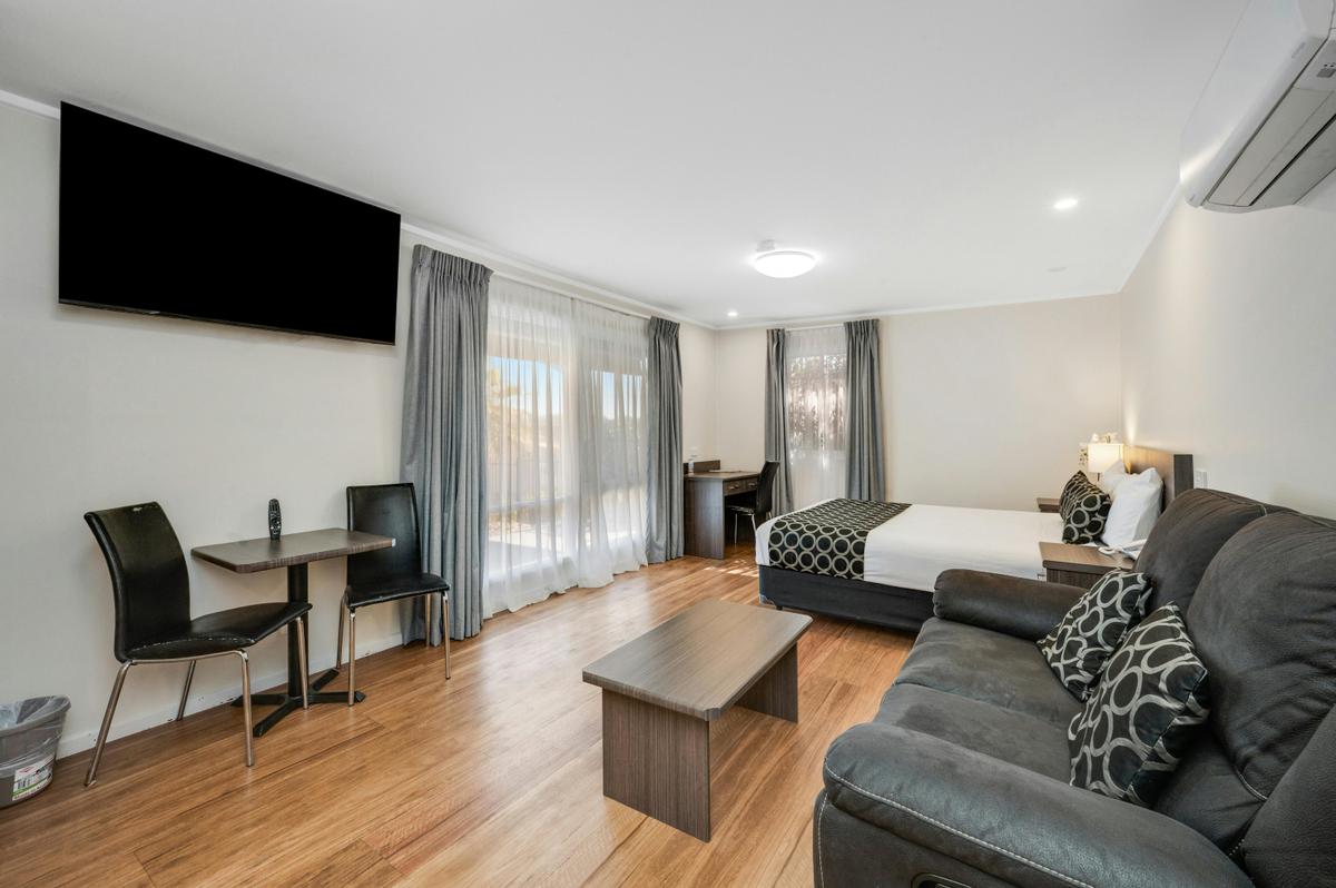 Studio Poolside Spa Suite