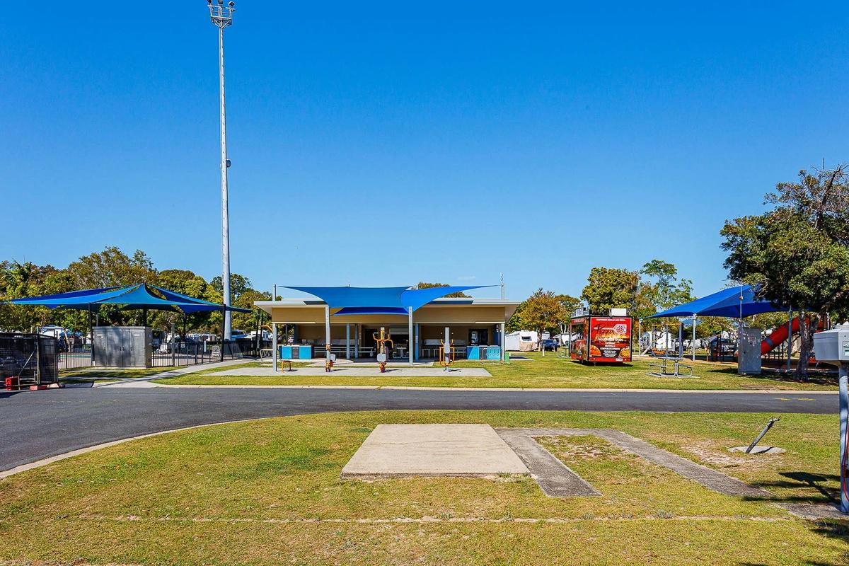 Spacious Tourist Site close to pool and camp kitchen