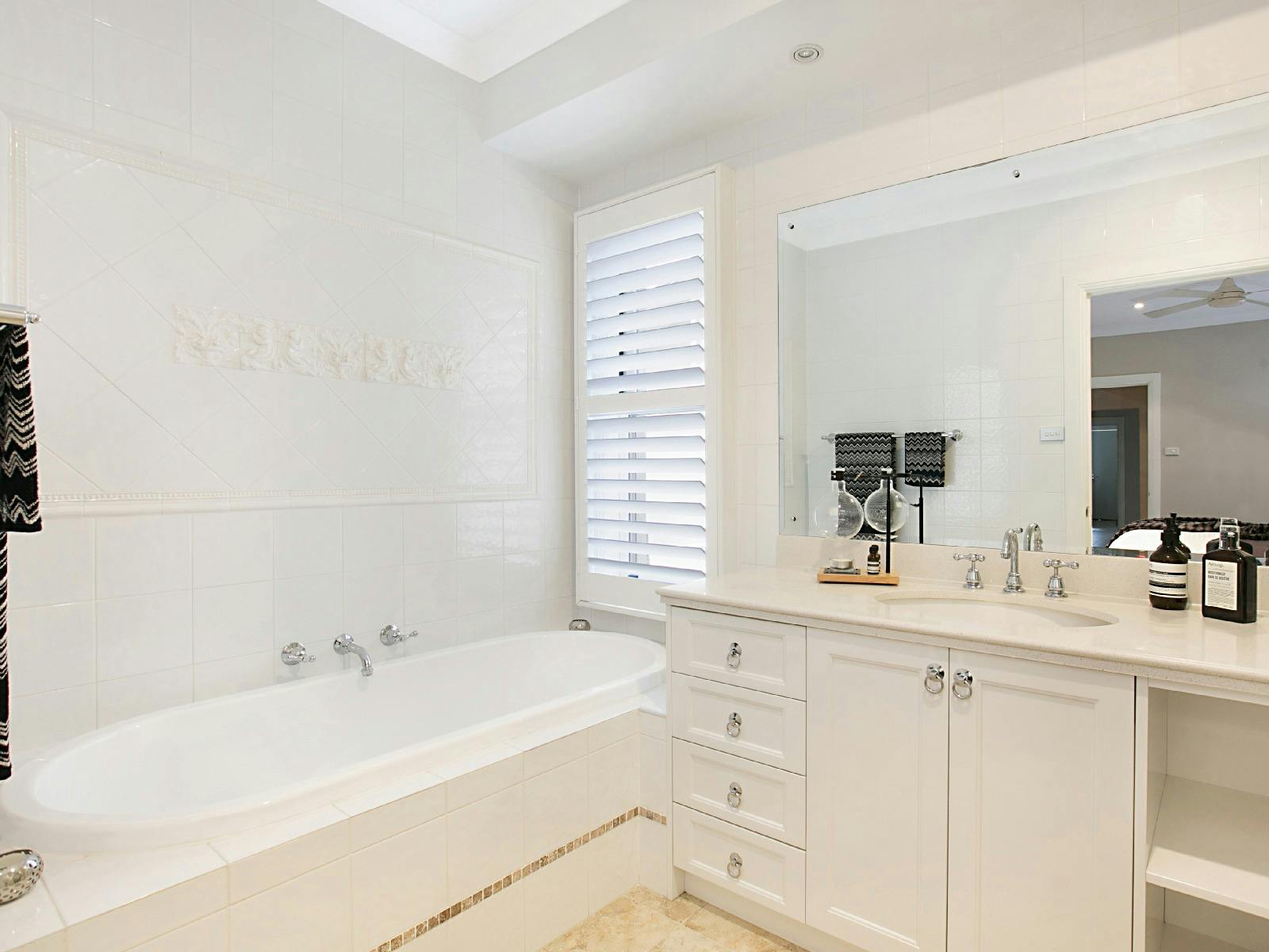 The Vintage Manor bathroom with bath tub