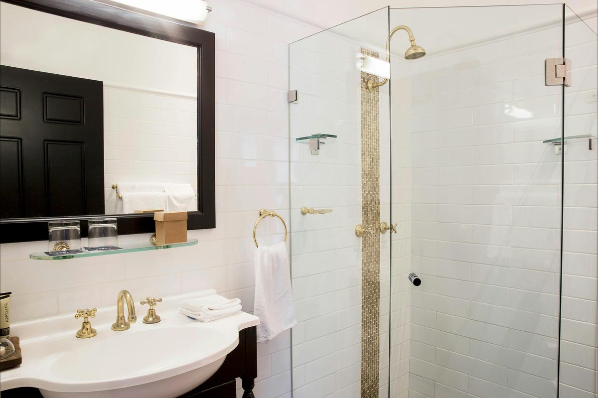 Grande Delux Bathroom