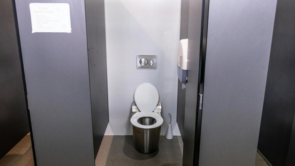 Clean Toilets 
