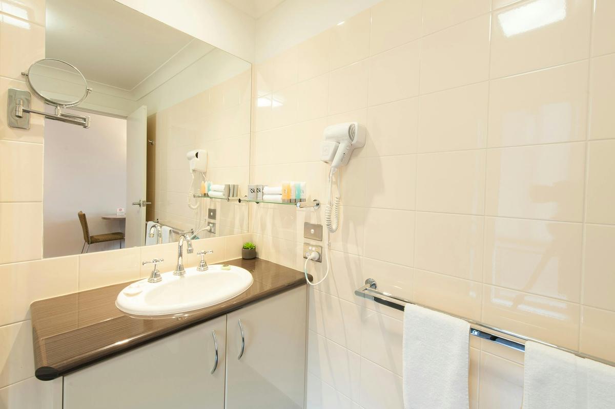 Executive Suite - Bathroom