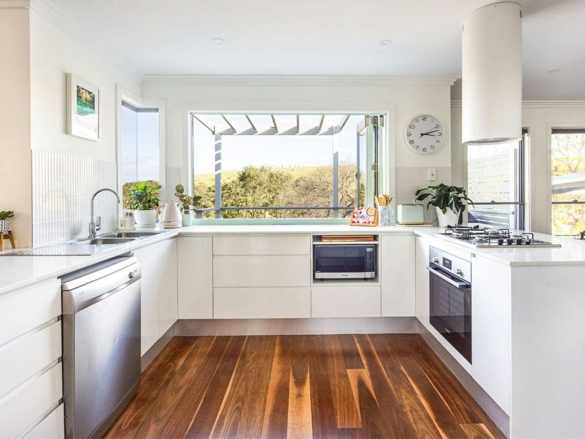 Chef's Kitchen | close to local shopping &amp; supermarket