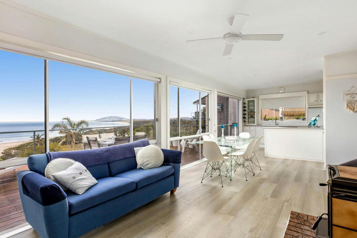 Lounge room/dining