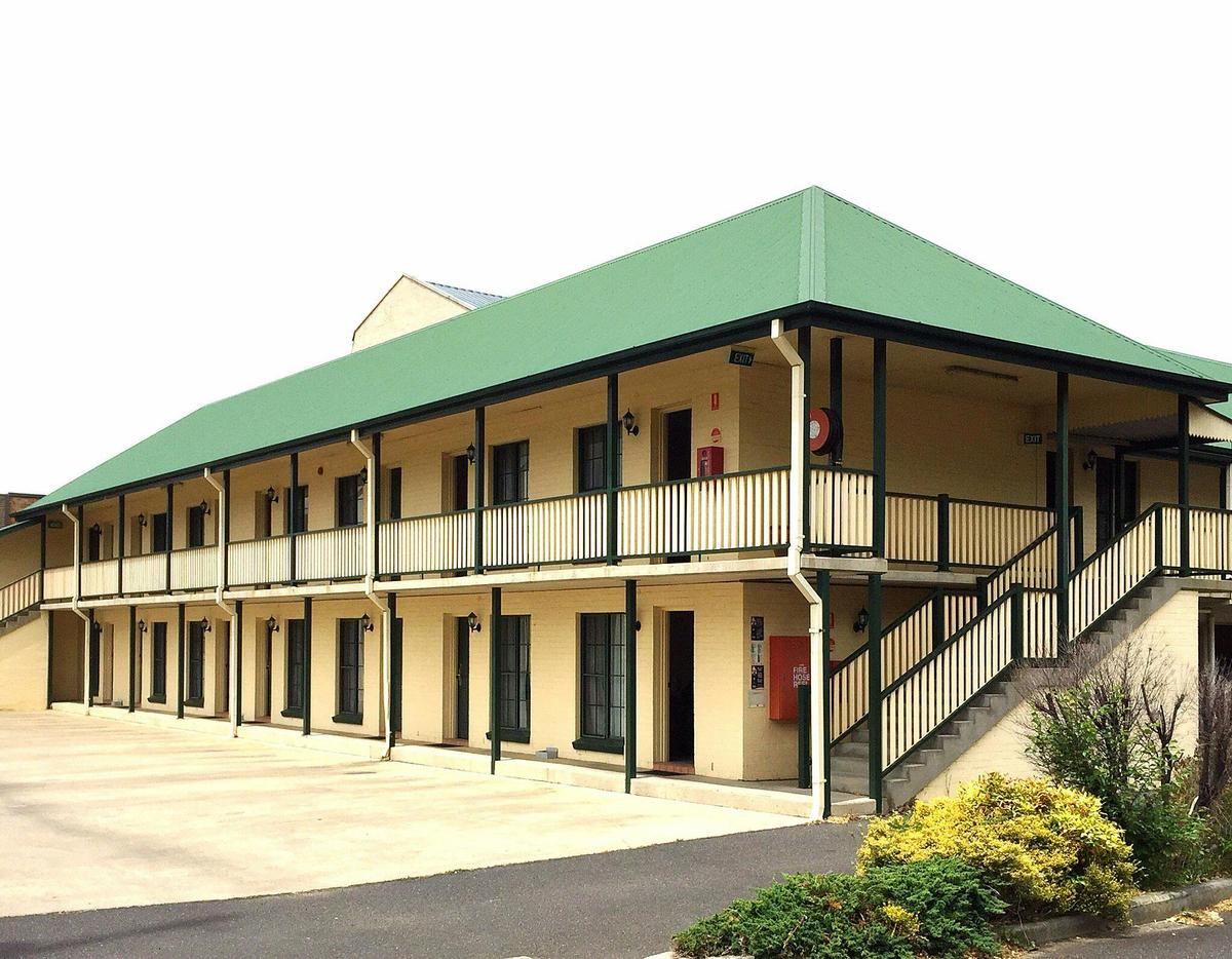 Motel Exterior and grounds