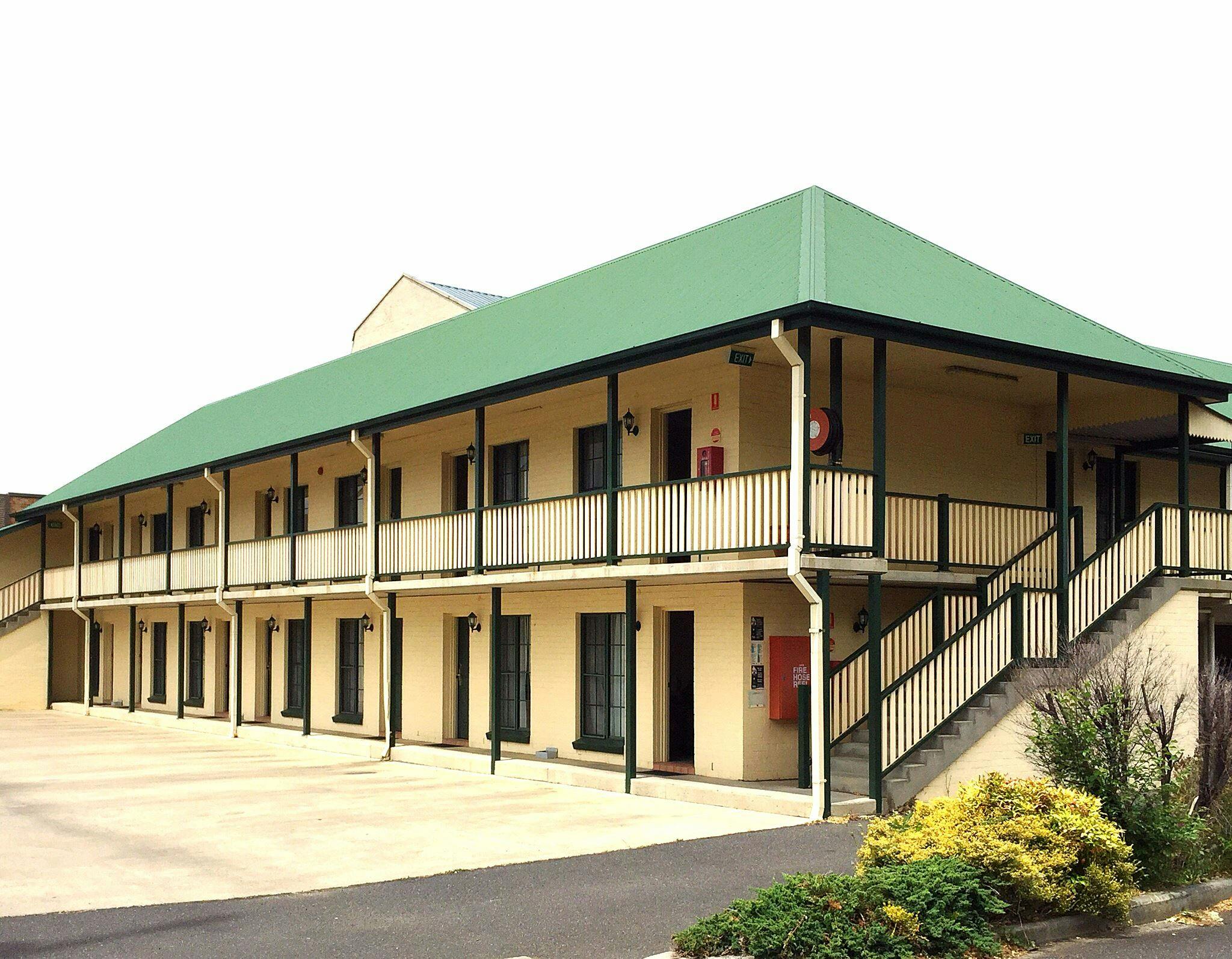 Motel Exterior and grounds