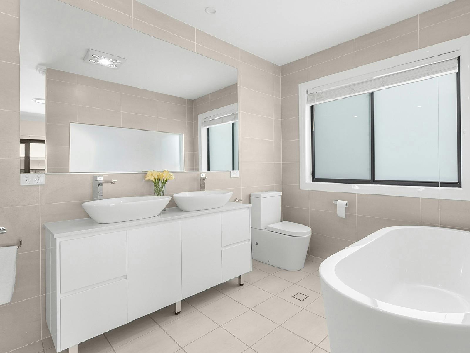 Vista Elms bathroom with bath tub