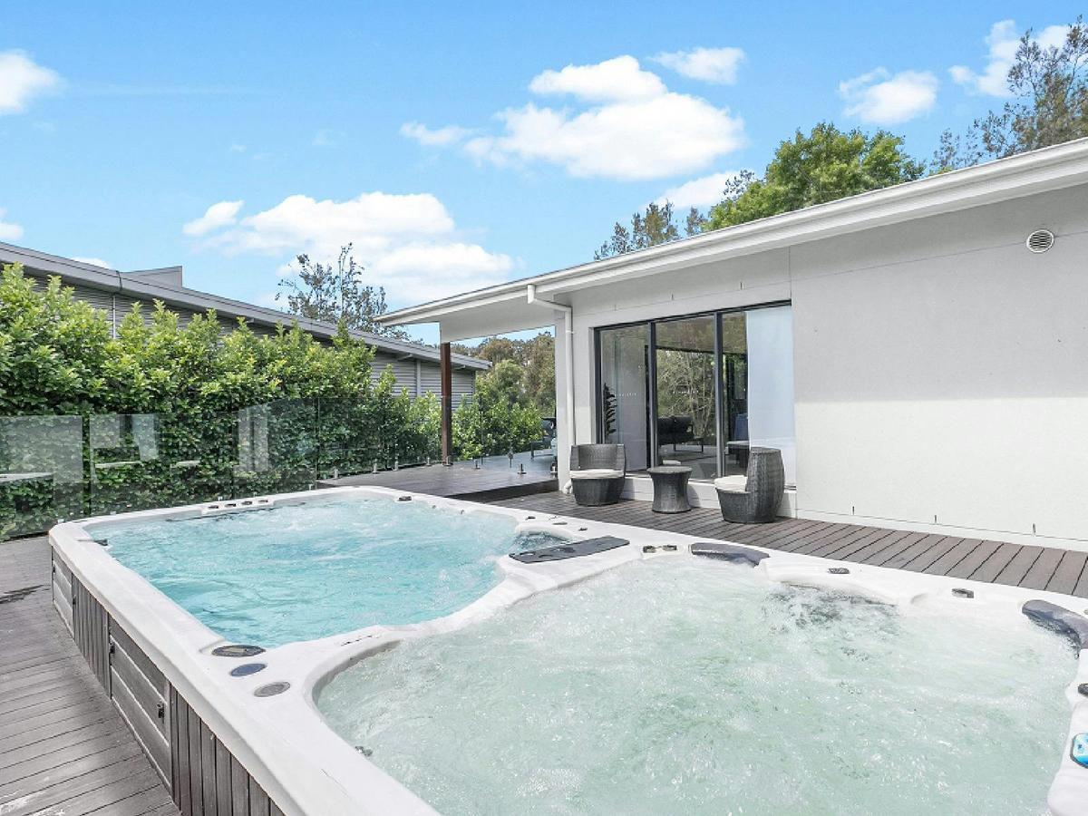 Vista Elms outdoor spa and deck