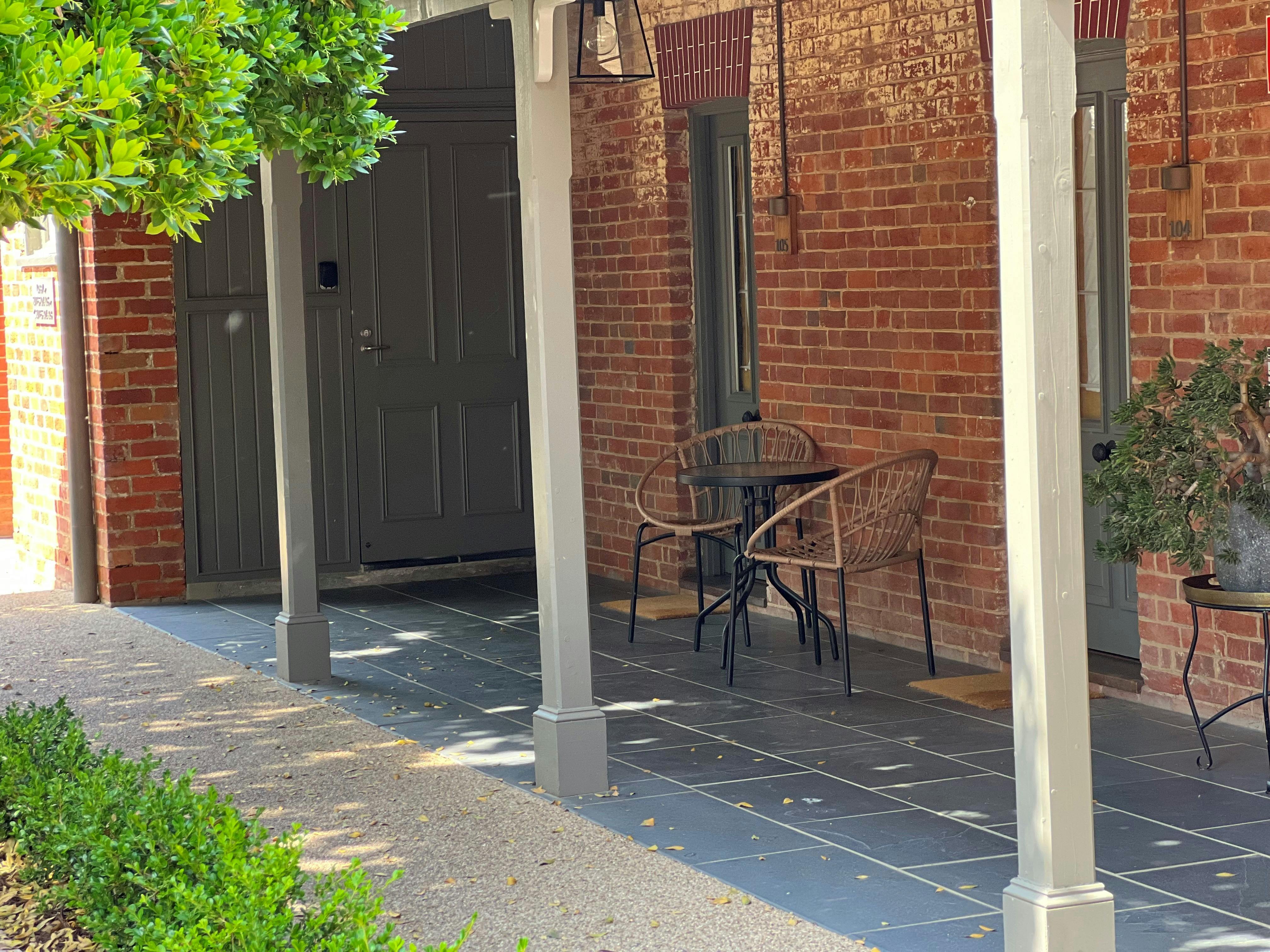 100's verandah