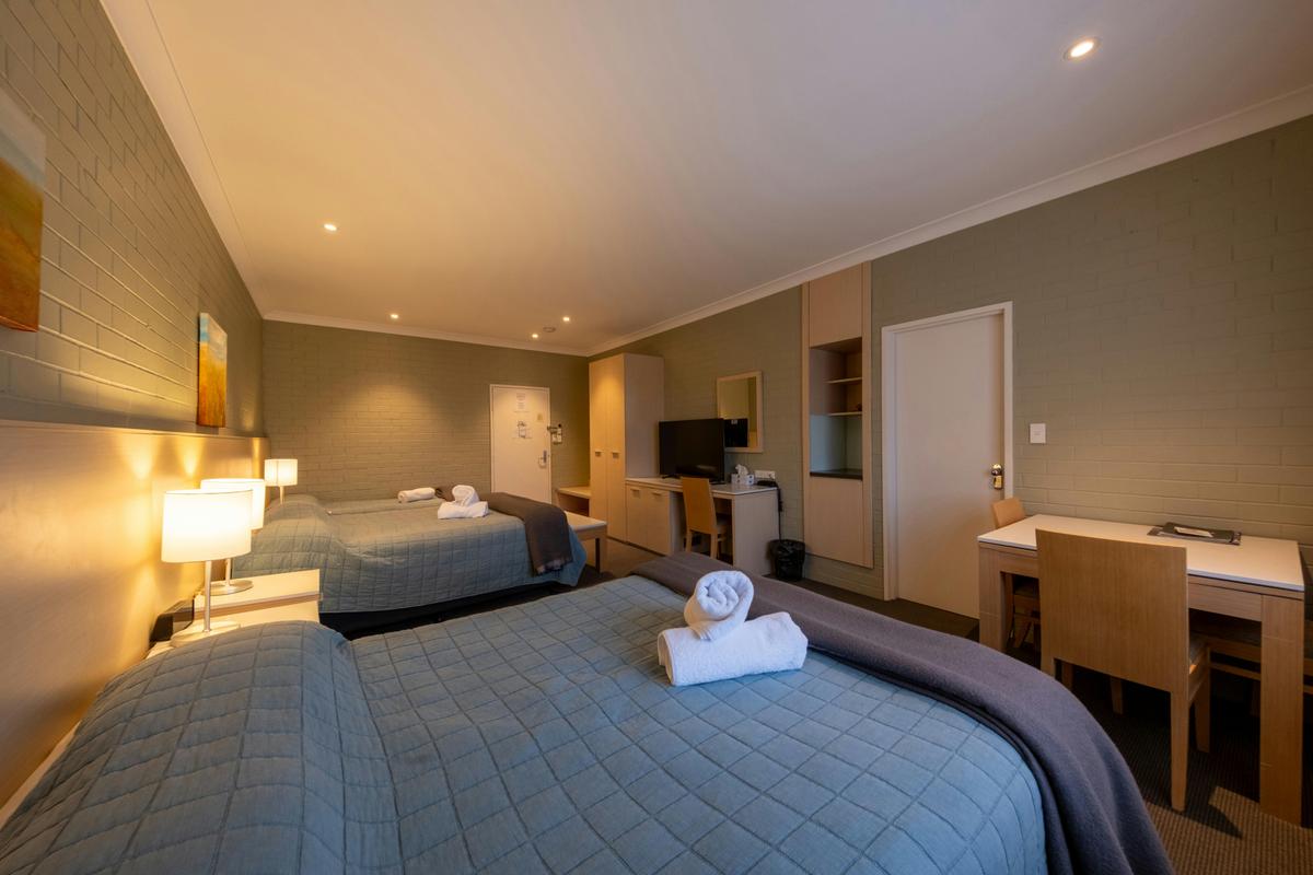 Family Room with 2 Queen beds & a Single