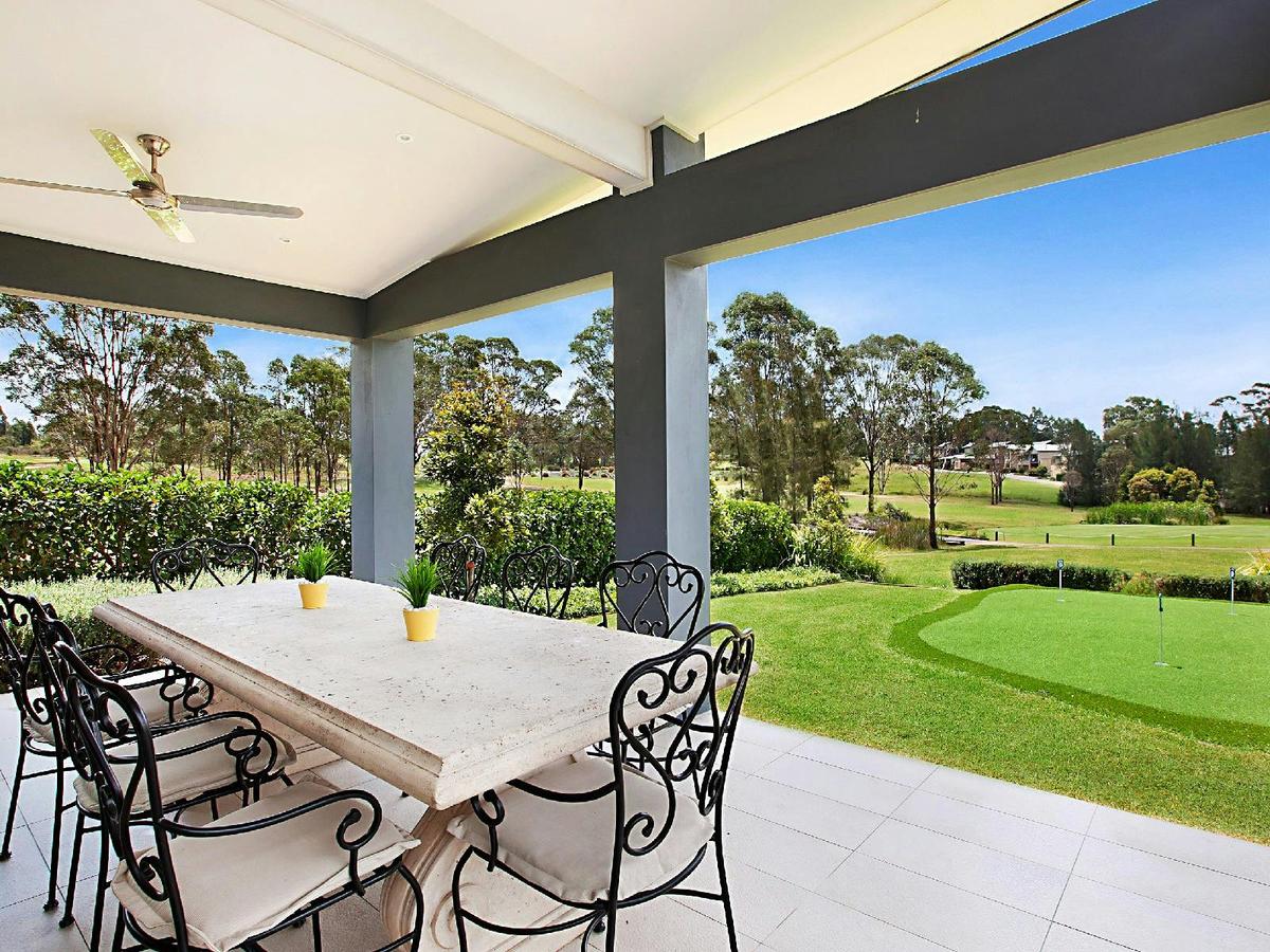 Vista One outdoor dining area with 3 hole putting green