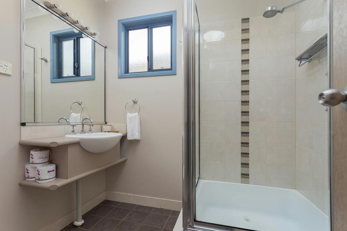 Elevated Beach View cabin - bathroom