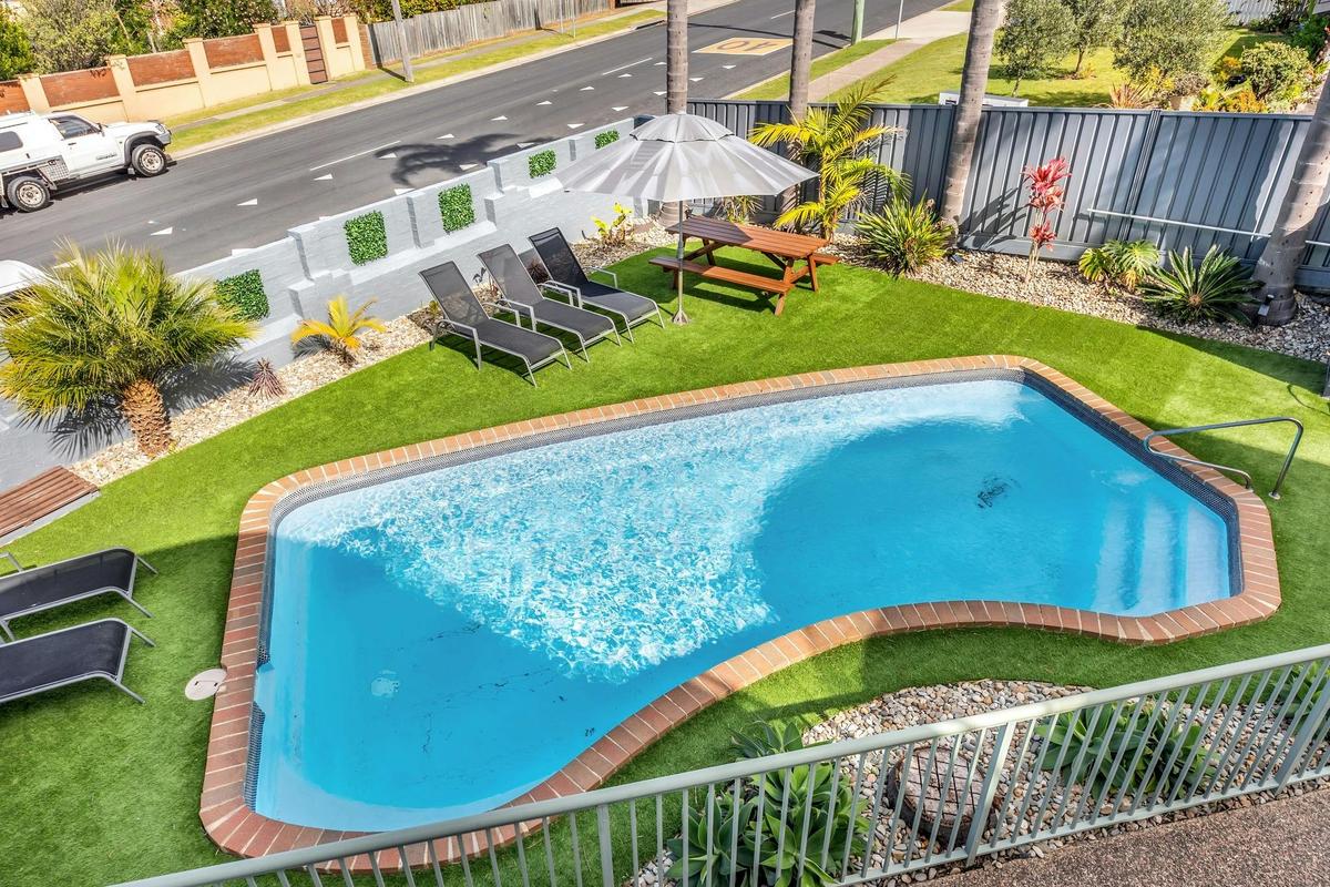 Poolside is your best side!