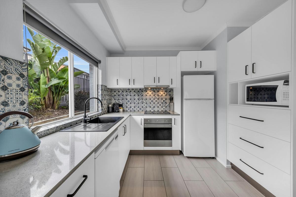 Full size kitchen kitted out with all the appliances you need to cook up a storm!