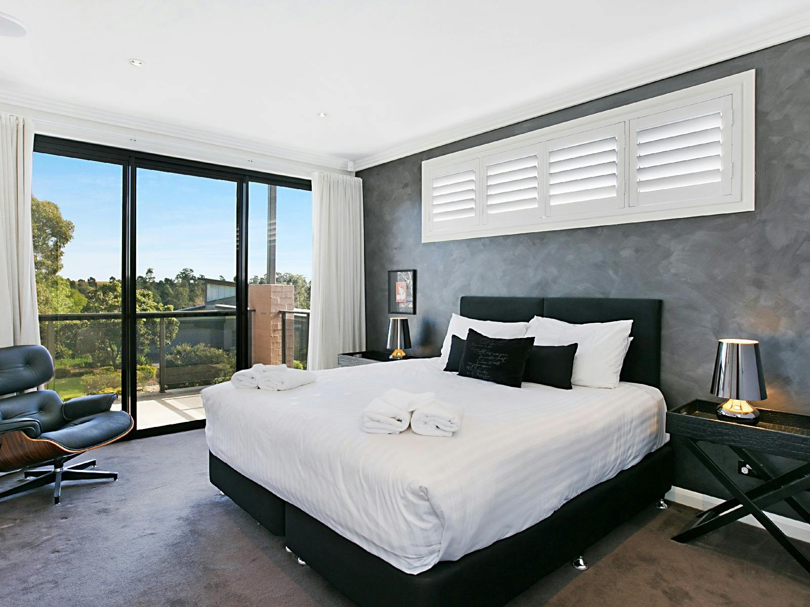 Villa Saachi master bedroom