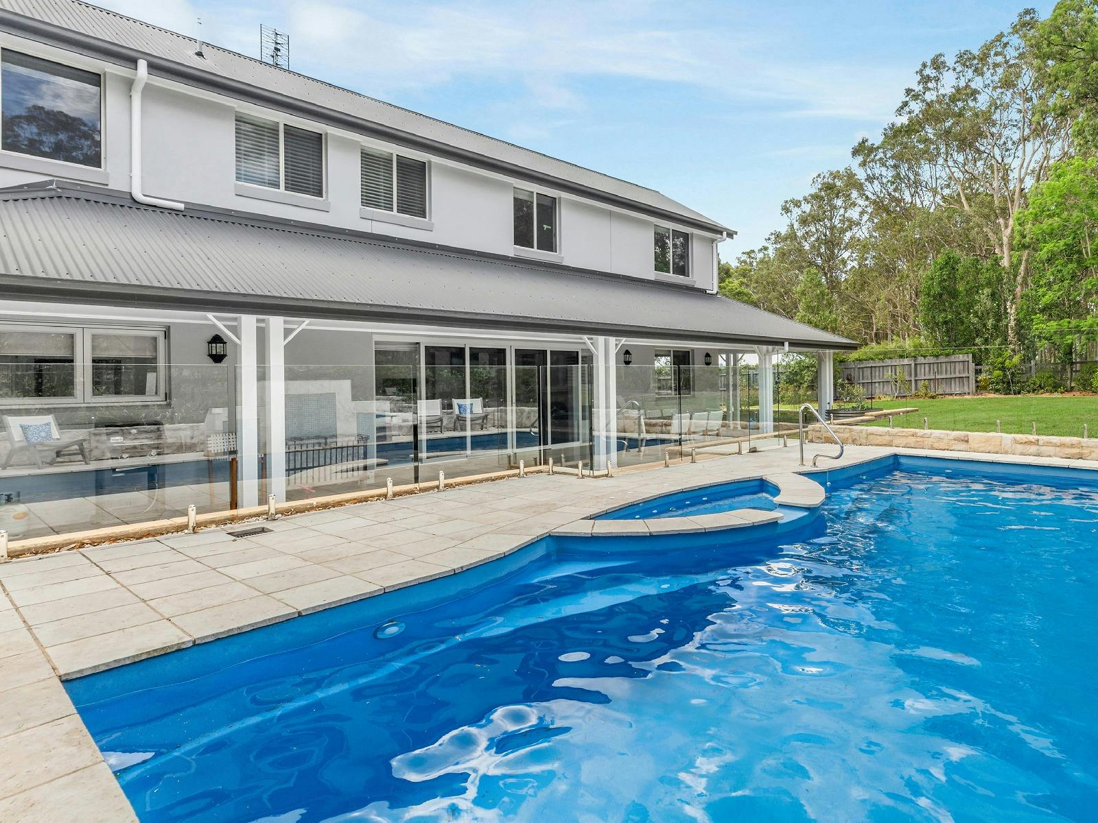Vintage Lodge pool and outdoor entertainment area