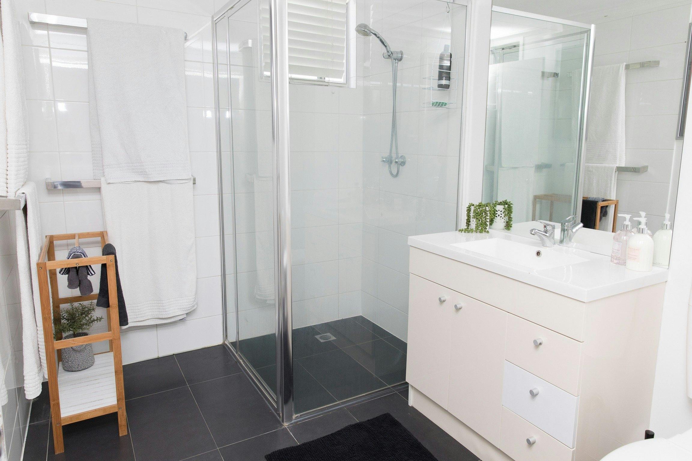 White Beach Cottage - bathroom