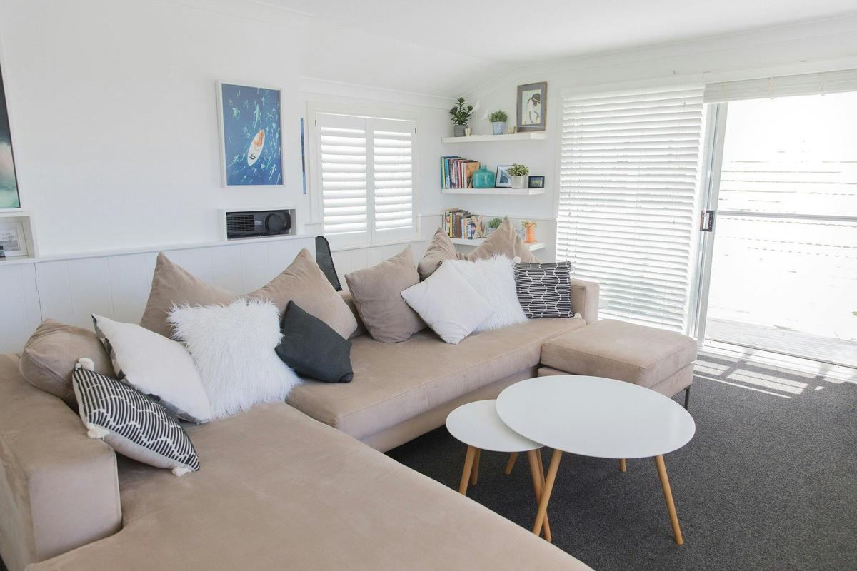 White Beach Cottage - lounge room