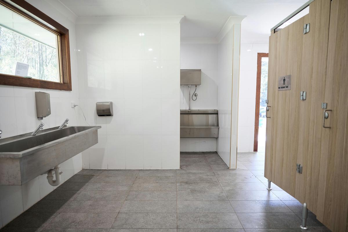 5 stars Facilities - Flushing toilets, hot showers & Wheelchair accessible bathroom