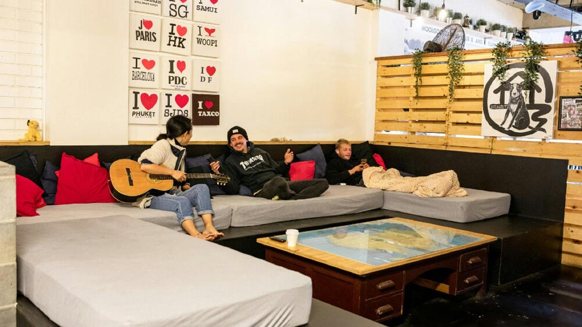 Woopi Backpackers lounge
