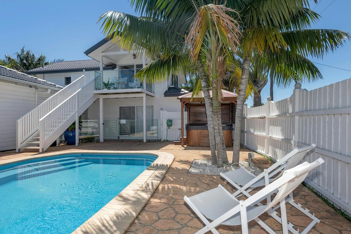 Gorgeous shared pool and spa - spa is fully heated for winter  use