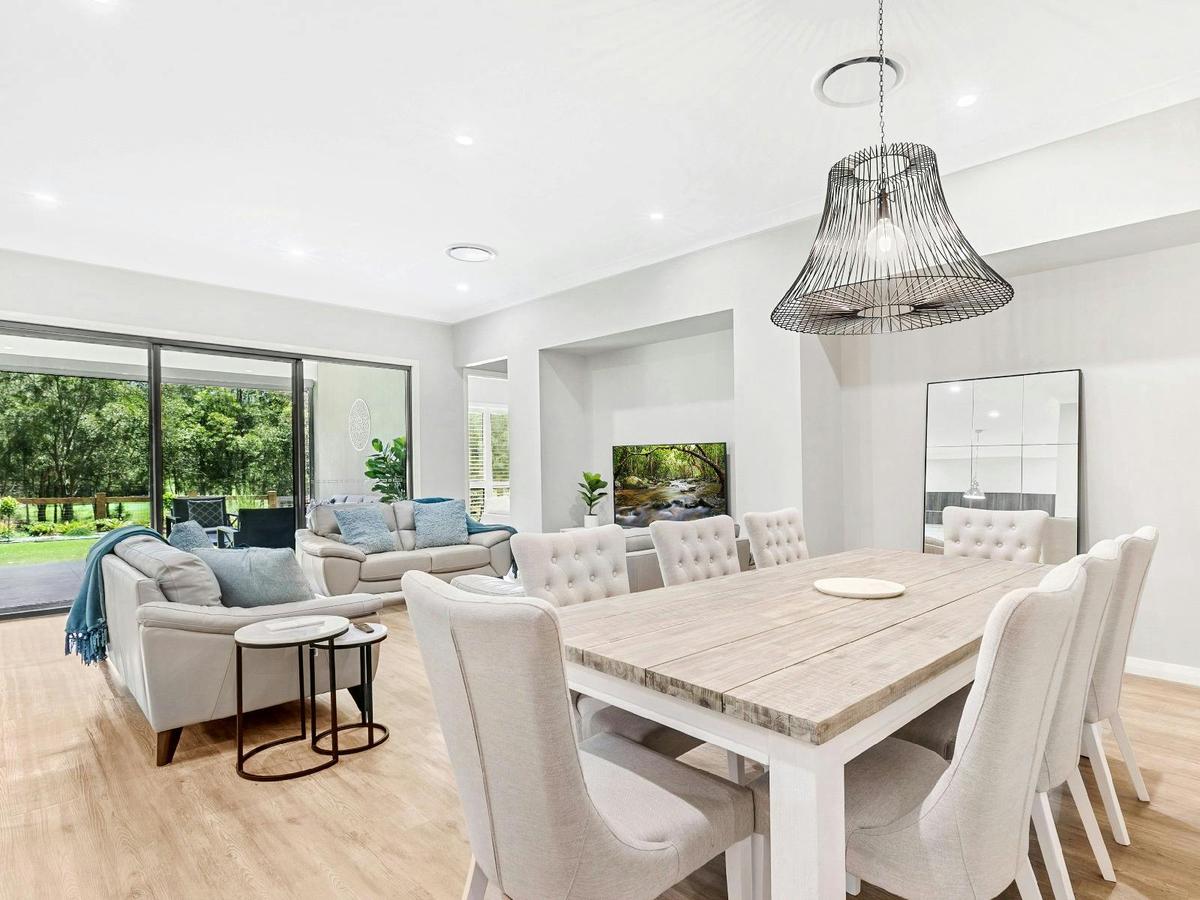 Willows Green dining area and lounge room