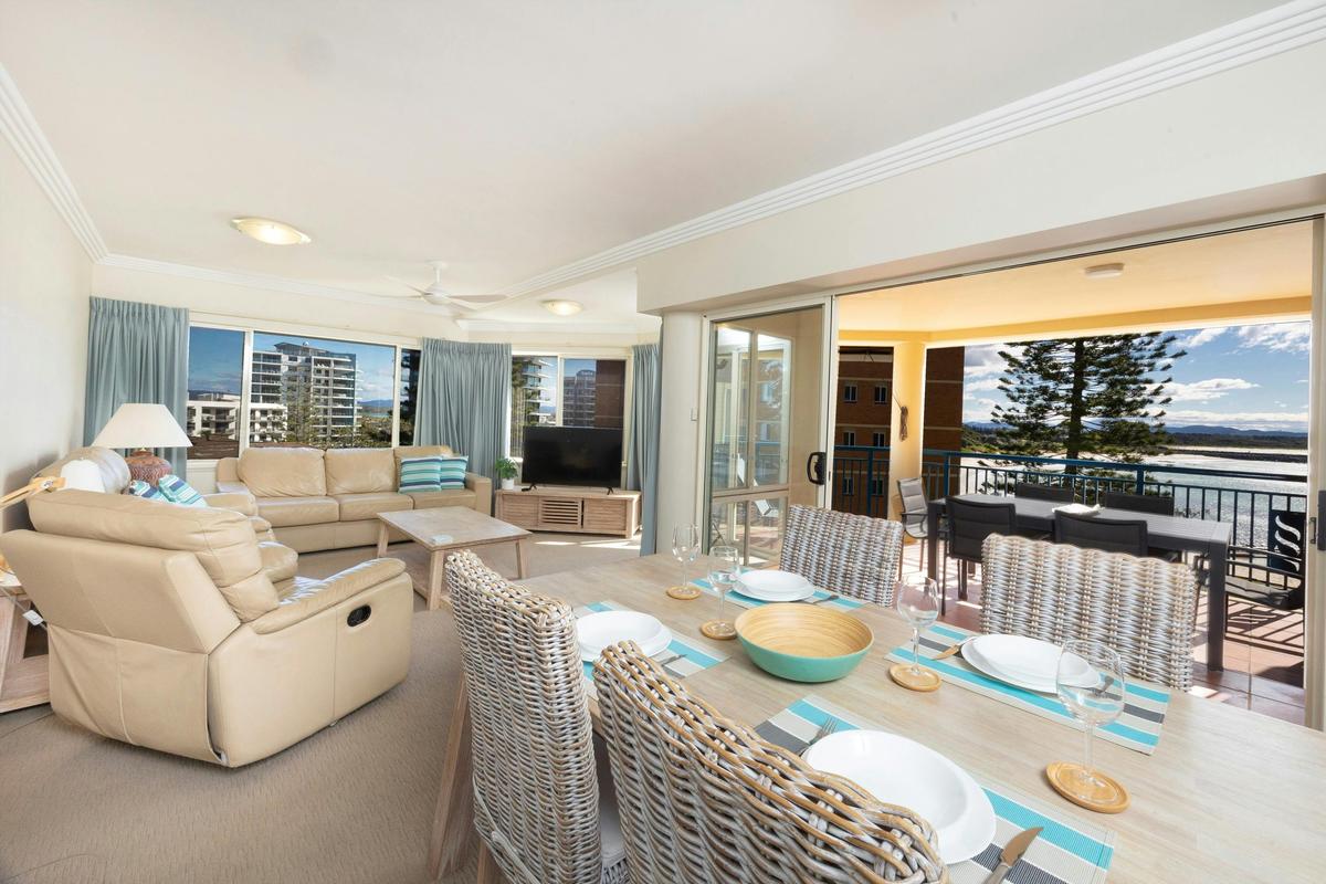 Dining and lounge