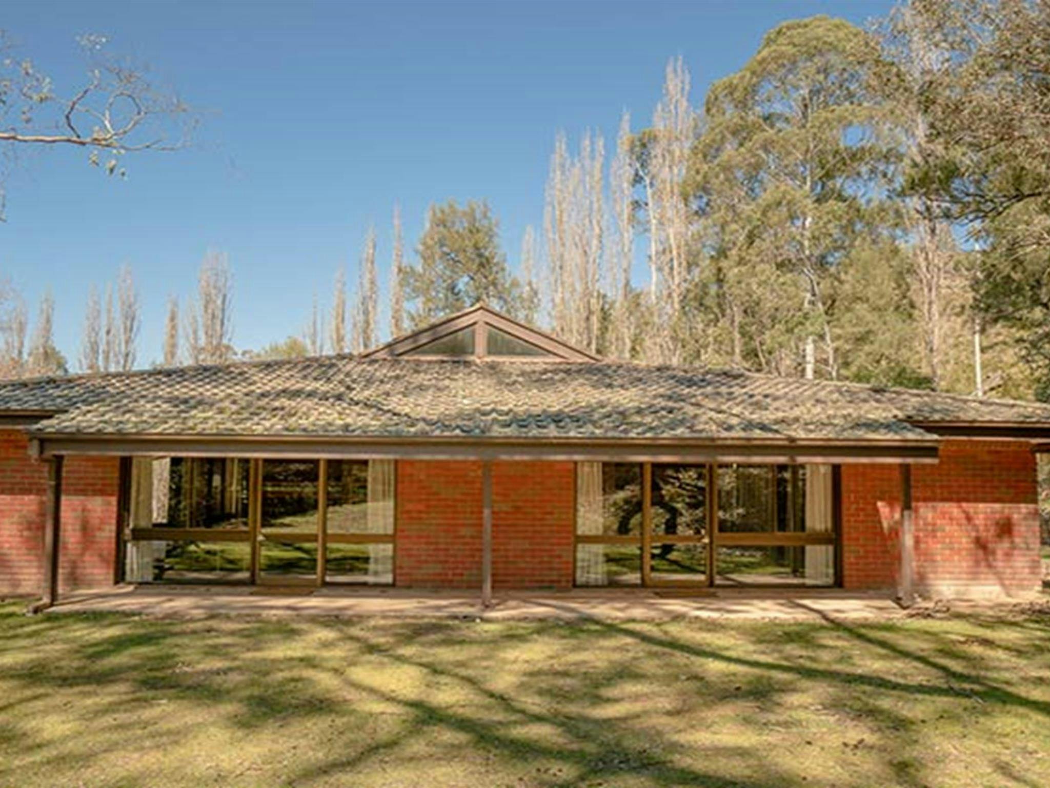 North side of Wombeyan Caves dormitories. Photo: OEH/John Spencer