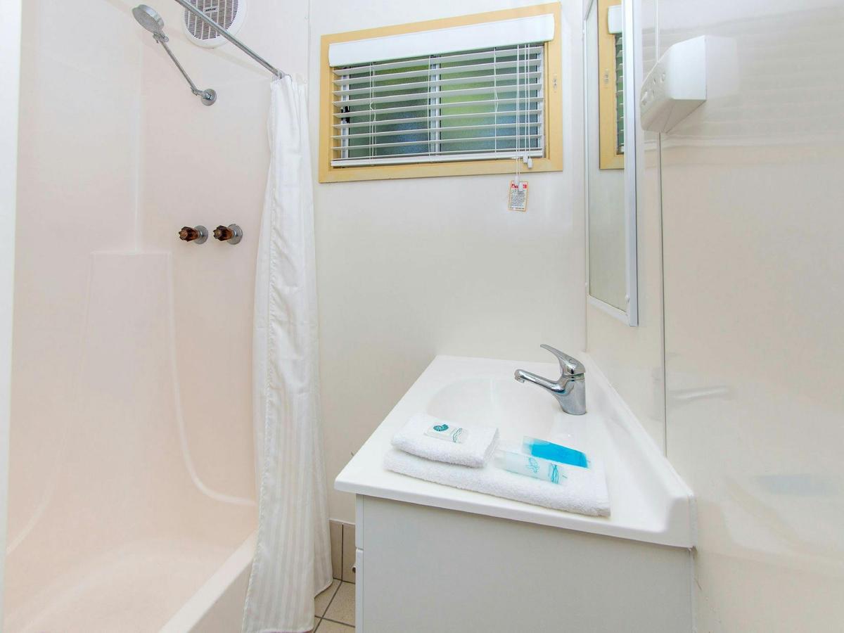 Woolgoolga Lakeside Holiday Park Banksia Cabin