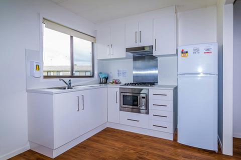 Wollongong Surf Leisure Resort Open Plan Motel Style Budget Cabin Kitchen