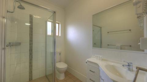 Deluxe 2 Room Family Bathroom