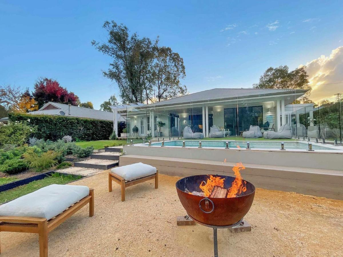 Whitepepper Cottage, outdoor firepit and pool