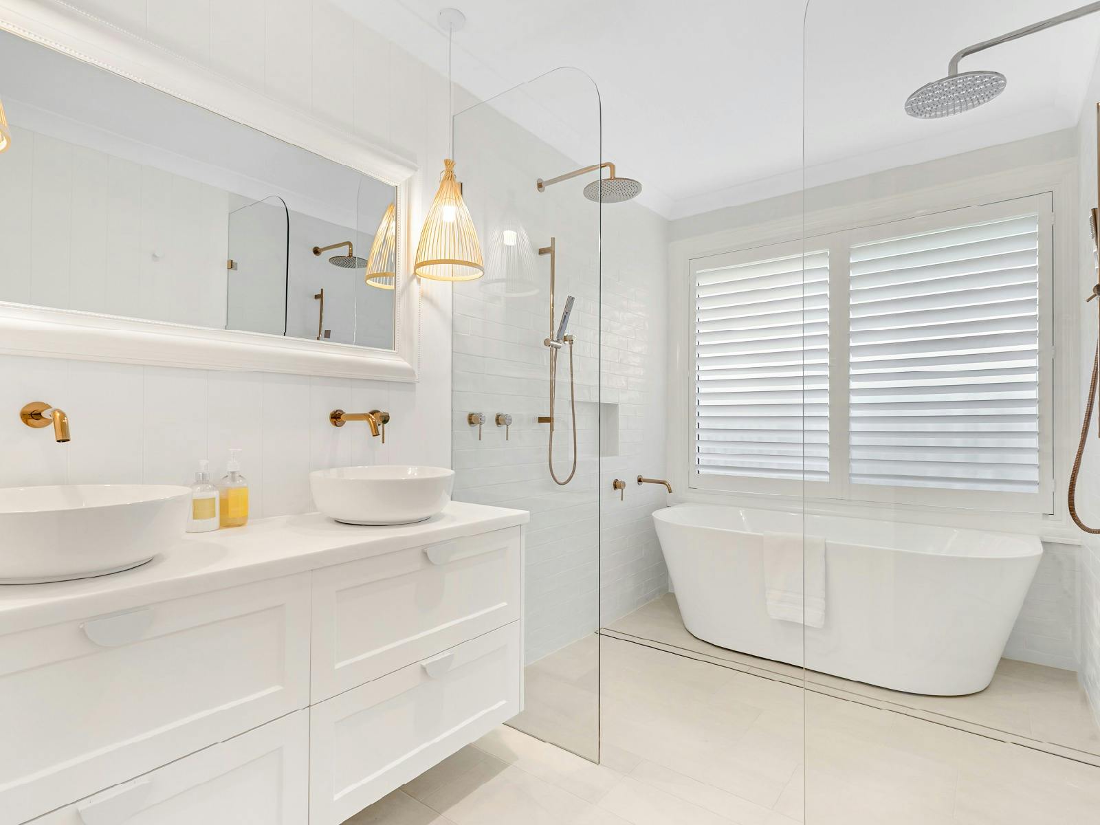 Whitepepper Cottage bathroom with bath tub