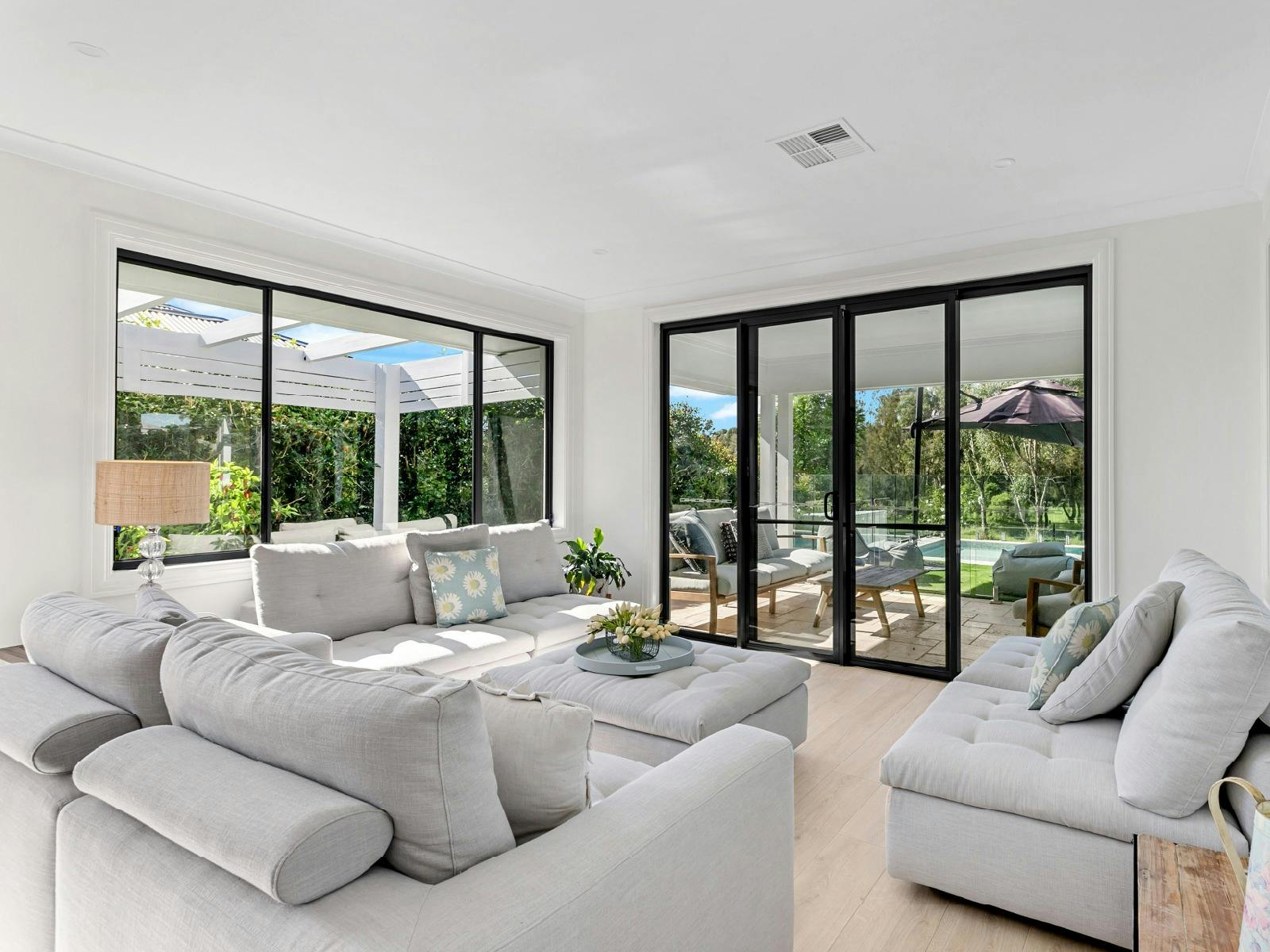 Whitepepper Cottage lounge room overlooking the pool