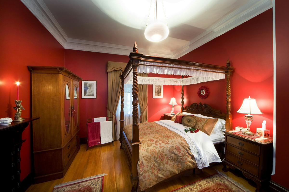 Masted Bedroom with Four-Poster bed