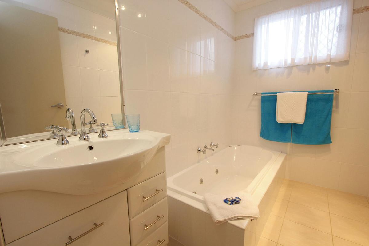 Three Bedroom Deluxe Six Berth Cabin