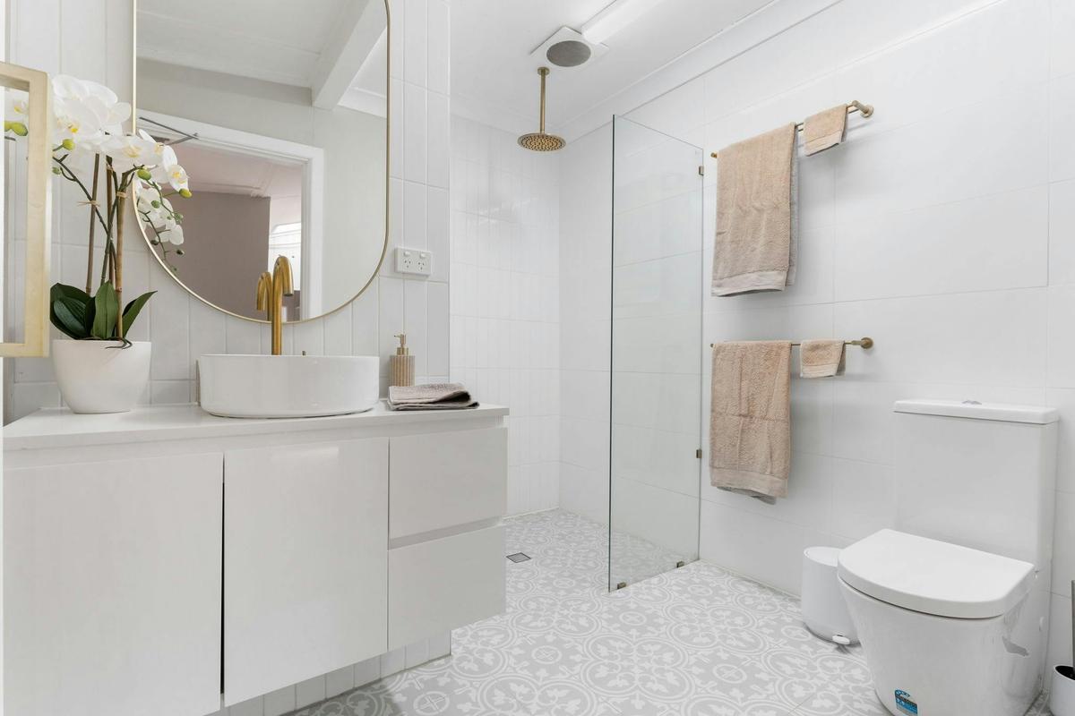 Main Bathroom at William House