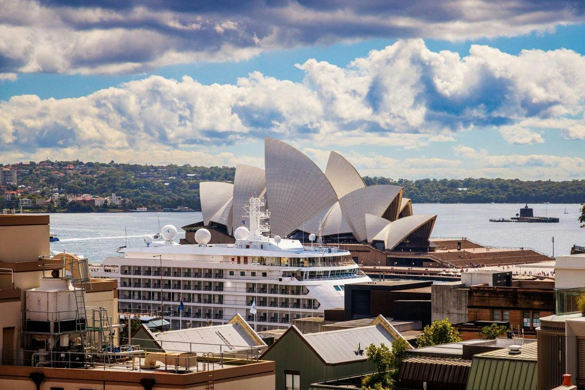 queen opera harbour view ensuite