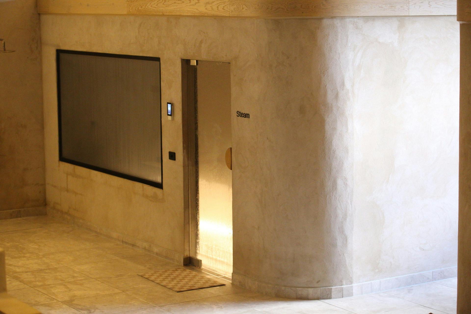 Steam Room: Moist heat to open pores, enhance detoxification, and hydrate your skin.