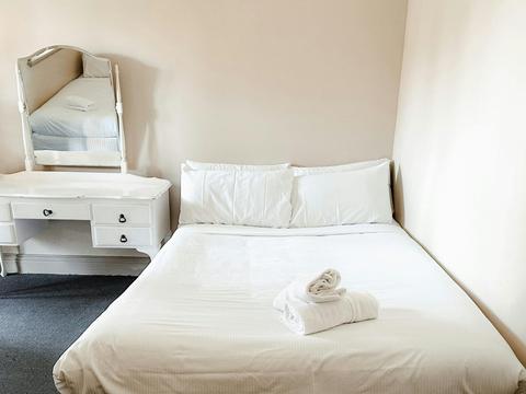 Central Hotel Stroud, NSW - Queen Single Room (Shared Bathroom)