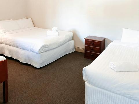 Central Hotel Stroud, NSW - Family Room (Shared Bathroom)