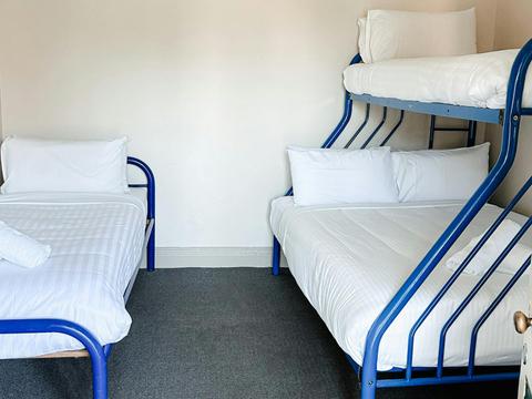 Central Hotel Stroud, NSW - Bunk Room (Shared Bathroom)