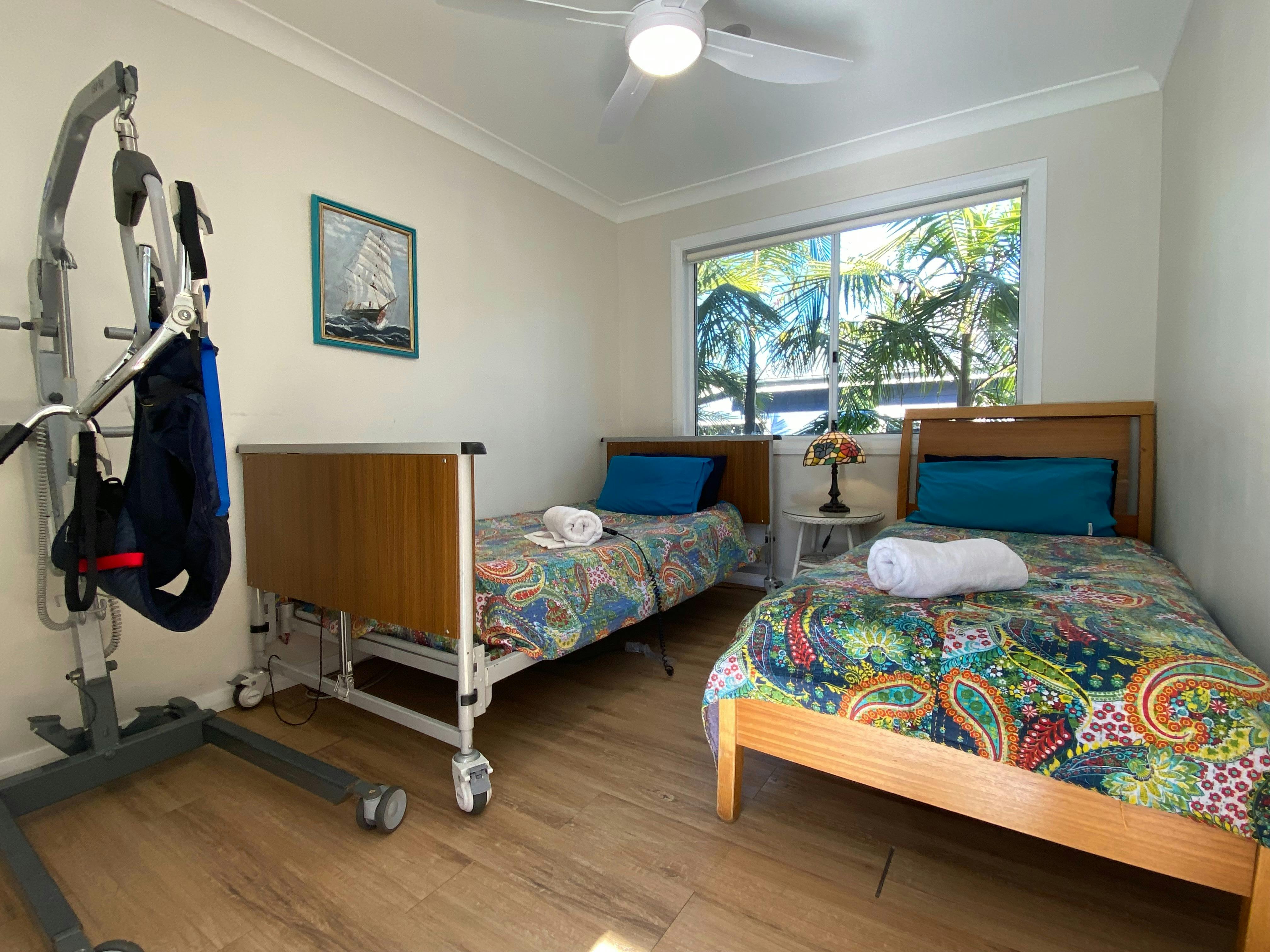 Wheelchair accessible accommodation with mobile hoist & electric hilo bed - Seafarers Diamond Beach