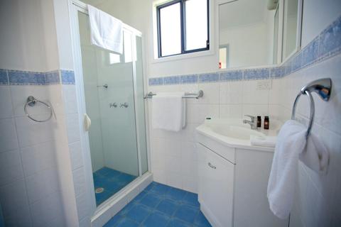 Waterfront Two Bedroom Cabin Bathroom