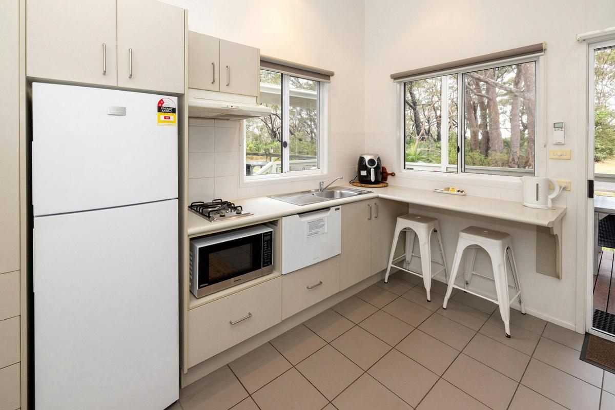 Kitchenette with full fridge